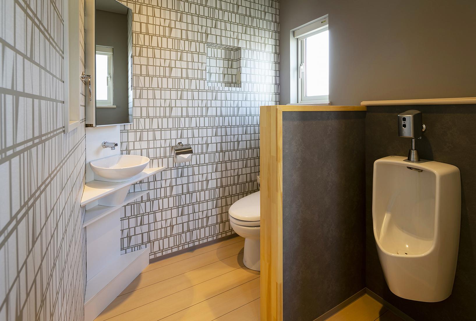 壁紙にこだわり、快適なトイレ空間とした。