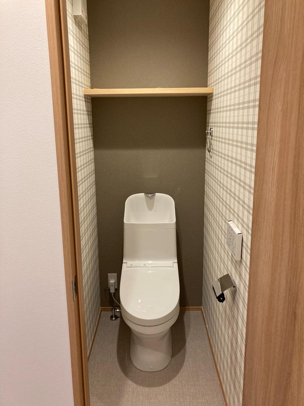 トイレの壁紙はこだわることで、心地よくなるので2色使いのコーディネート。