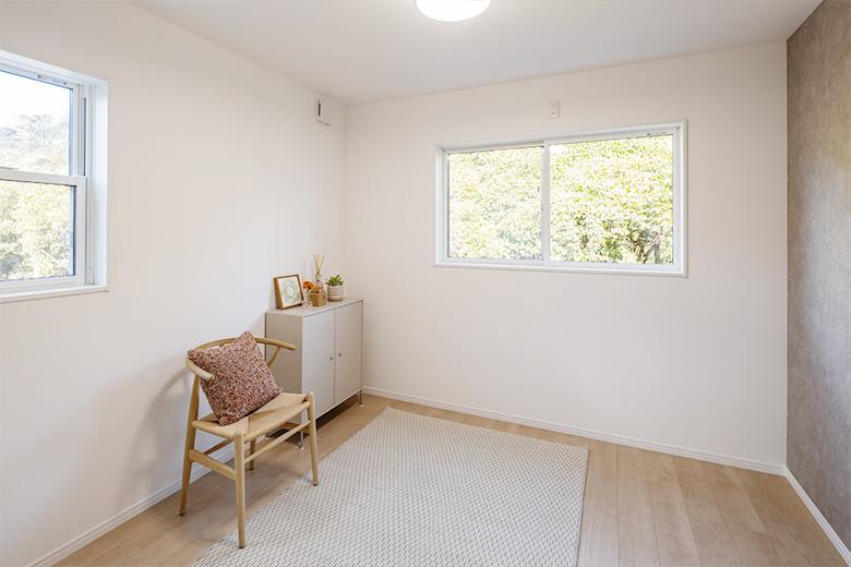 「事務所兼用倉庫の中古物件を購入、住まいとして一新」の寝室