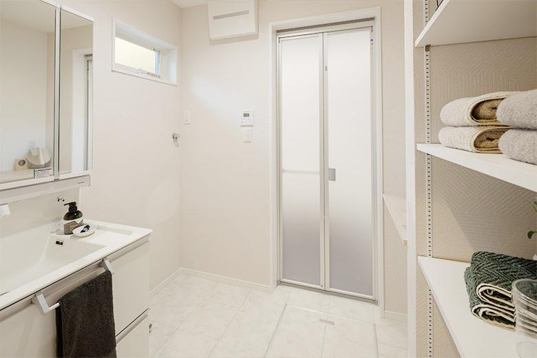 「事務所兼用倉庫の中古物件を購入、住まいとして一新」の洗面所