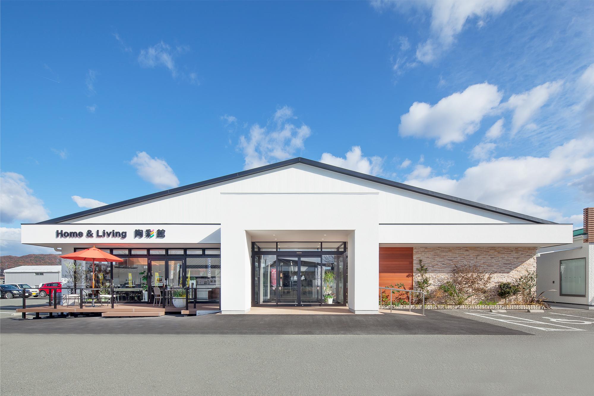 【岩出本店】和歌山県下最大級、210坪のショールームが岩出市にあります。見て、ふれて、体感できるショールームには水まわり設備はもちろん、玄関ドア・室内ドア・床材など、また生活のイメージをしていただけるよう、LDKのディスプレイの展示、また壁紙やパネルなど多数のサンプルをゆっくりと見ていただけるスペースもあります。ショールームではアドバイザーがリフォームのお悩みにご対応させていただきます。当社が無料で行っておりますコーディネートサポート[irodori DECO(いろどりデコ）]。内装はもちろん、生活動線や収納などもぜひ、お気軽にご相談くださいませ。