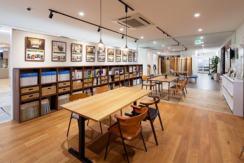 【岩出本店】【りんくう店】ゆっくりとご相談、また施工実例やサンプルなどを見ていただけるスペースがございます。