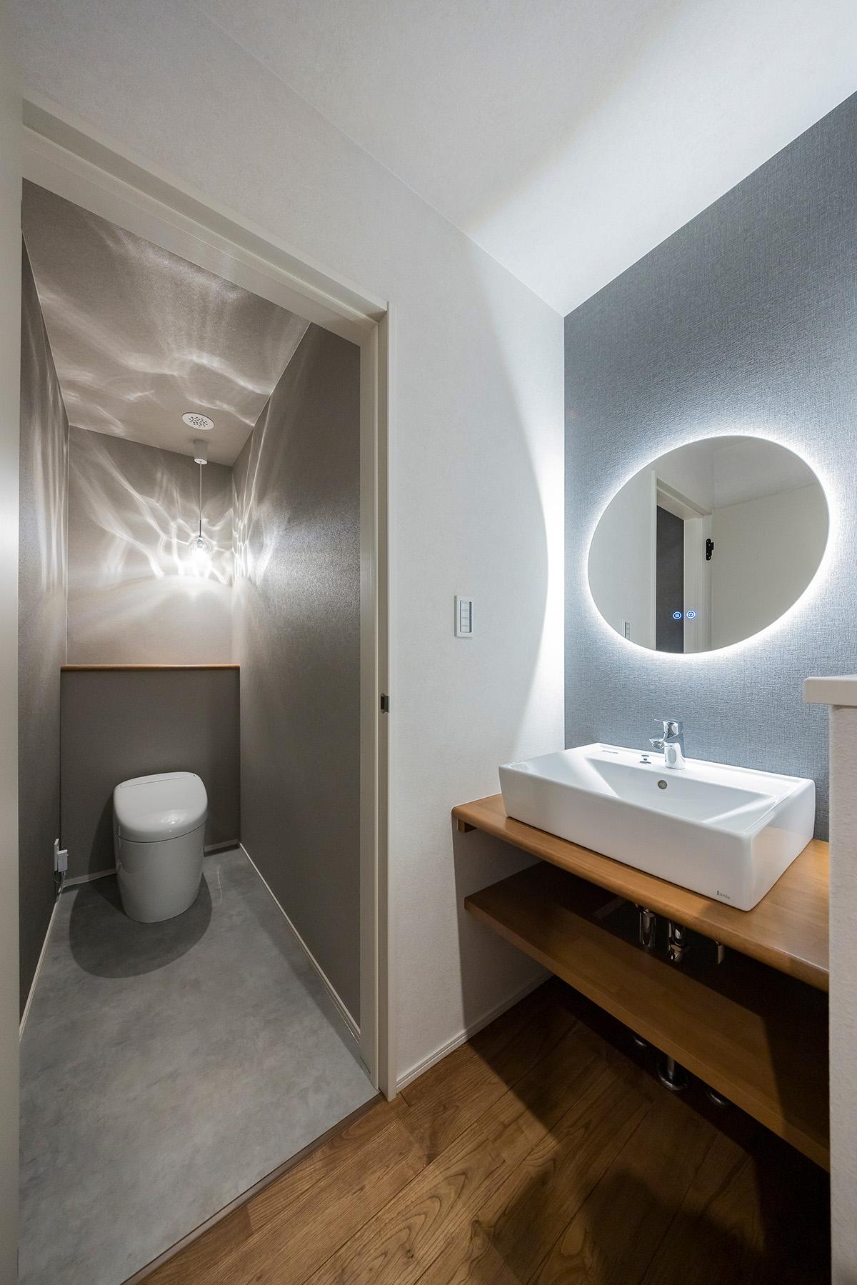昔ながらのタイル張りで掃除が大変だったトイレを、サッと拭くだけで綺麗になるクッションフロアへ刷新。さらに、トイレの外にはおしゃれな鏡付きの手洗いを新設しました。混み合う朝の身支度スペースとしても大活躍です。