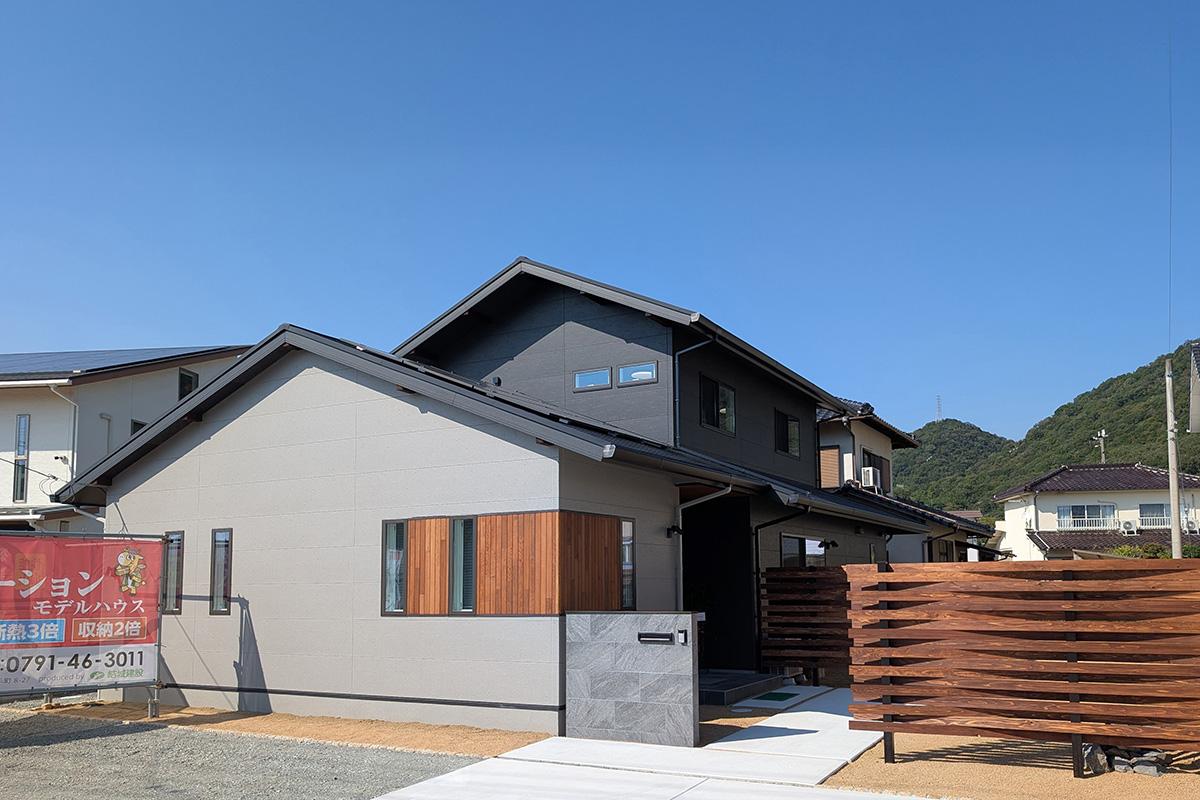 地元はりまエリア（赤穂・姫路）に根差し、お客様の豊かな暮らしを創り続けている「結城建設」です。私たちは新築からリノベーションまで、住まいのあらゆるご要望にお応えしています。
当社では「住まいづくりはご家族の暮らしそのものを創ること」と考えています。お客様と本気で向き合い、本音で何度も話し合いながら理想の家をカタチにするため、施工は「年間24棟限定」とさせていただいております。
この限定数は、お客様との絆を大切にし、大工や職人、関係業者と一丸となって丁寧に取り組むためのこだわりの証です。さらに、安心・安全な住まいを提供すべく現場環境の整備にも注力し、職人たちが安心して力を発揮できる環境を整えています。
これからも一棟一棟に情熱を注ぎ、ご家族が笑顔で住み継いでいける最高の住まいをお届けします。