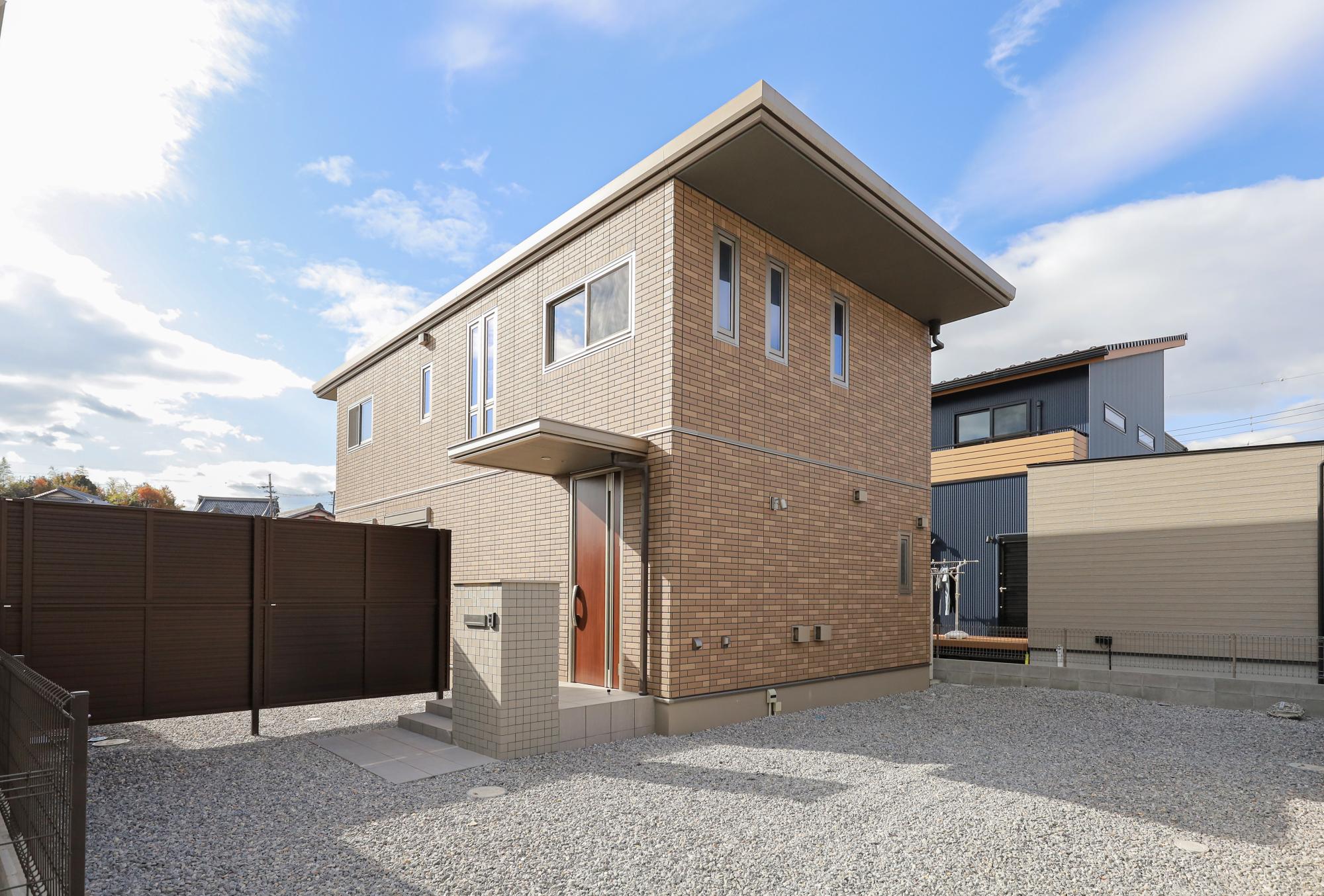 住まいの性能はそのままに、天然木の魅力を活かしたフルリノベーション住宅。明るい外観とゆとりある敷地が、家族の時間を心地よく彩る住まいへと生まれ変わりました。