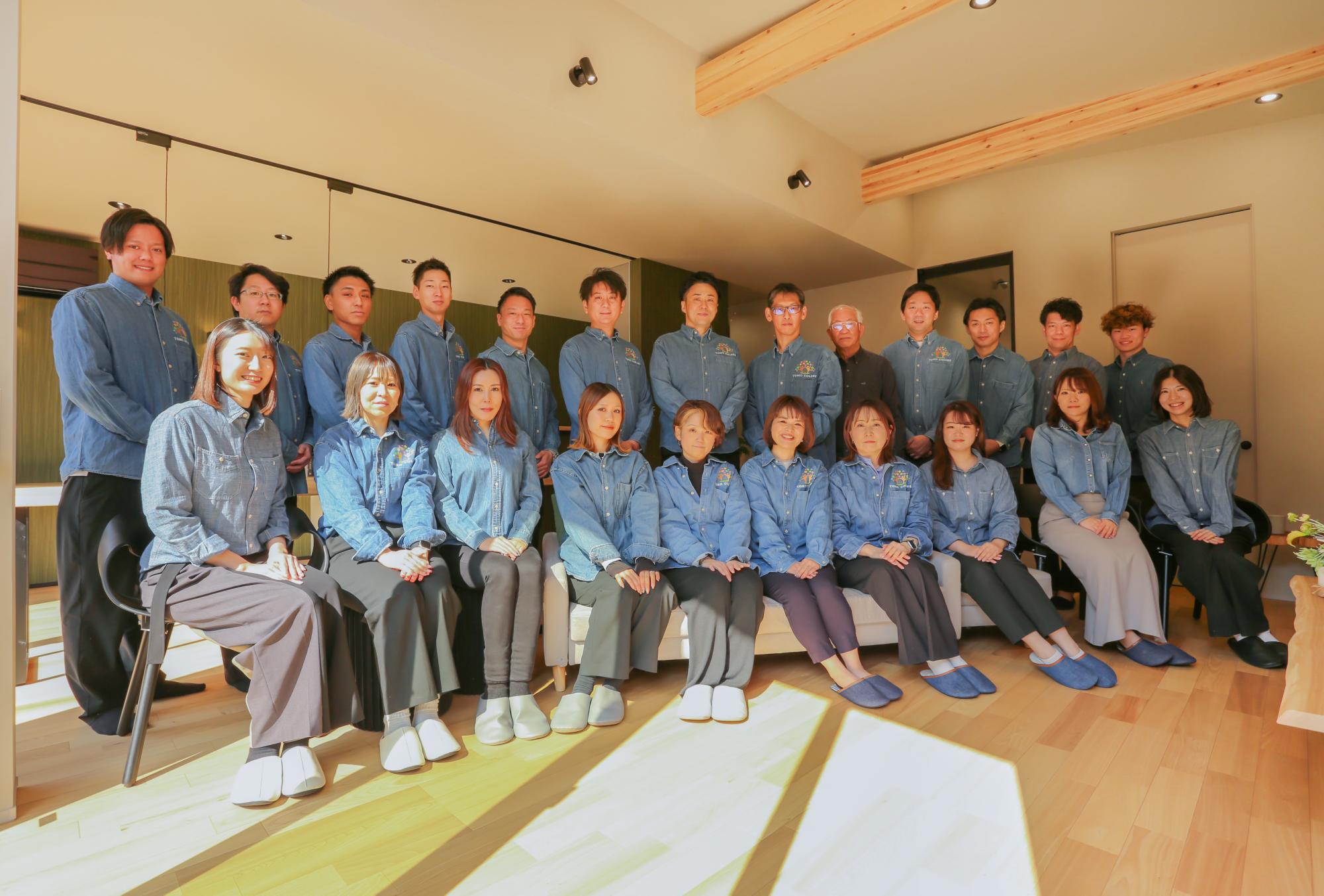 創業6年目を迎えたCOLORS工務店一級建築士事務所は、おかげさまで社員数30名を超える会社へと成長しました。マンションのリノベーションからスタートした私たちは、現在ではマンション・戸建てのリフォーム・リノベーション、新築注文住宅、不動産売買まで、住まいに関する幅広いサービスを提供しています。

一級建築士をはじめ、建築・施工・インテリア・不動産など、さまざまな分野の資格保有者が在籍しており、住まいに関するあらゆるお悩みにワンストップで対応できることが私たちの強みです。土地探しから設計・施工、リノベーション、住み替えまで、お客様一人ひとりの理想の暮らしをチーム全員でサポートいたします。

私たちが目指すのは、家を建てることではなく、その先の豊かな暮らしをつくること。地域に根ざした工務店として、お客様とのつながりを大切にし、安心と信頼、そして感動をお届けできる住まいづくりに取り組んでいます。これからも、住まいのパートナーとして、一人ひとりに寄り添いながら、理想の暮らしを形にしてまいります。