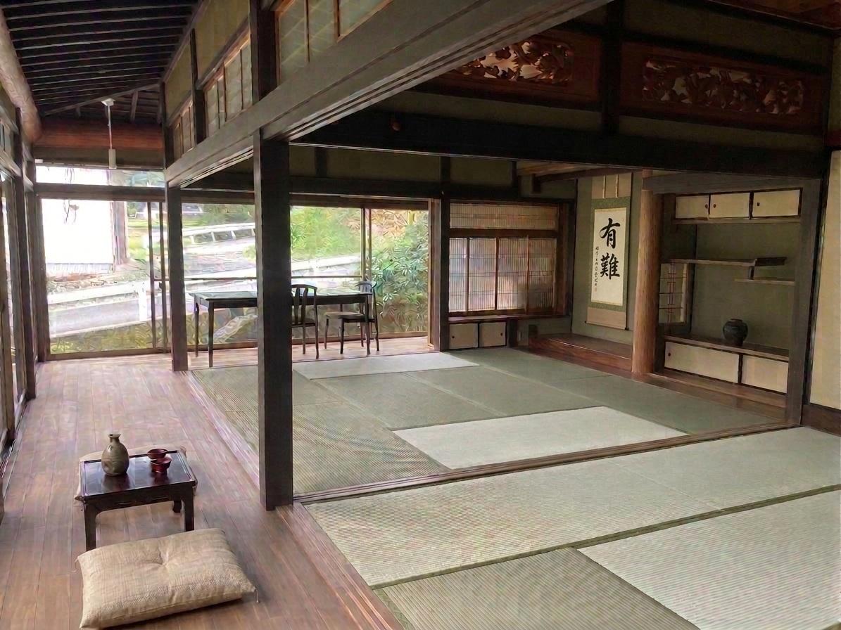 ひろびろとした大広間
立派な欄間がこの家の歴史を静かに語りかけます