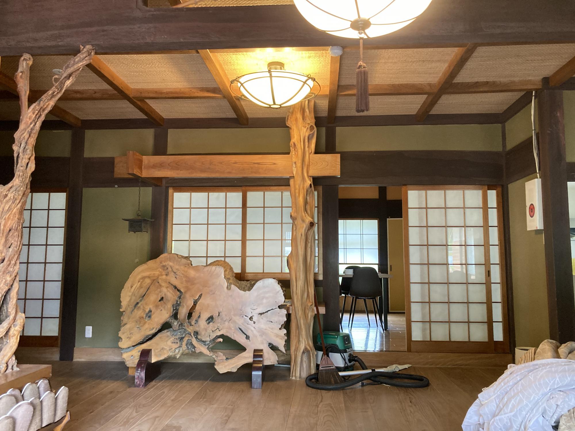 家の歴史を見守り続けた柱は、今でも玄関先でお客様をお出迎え