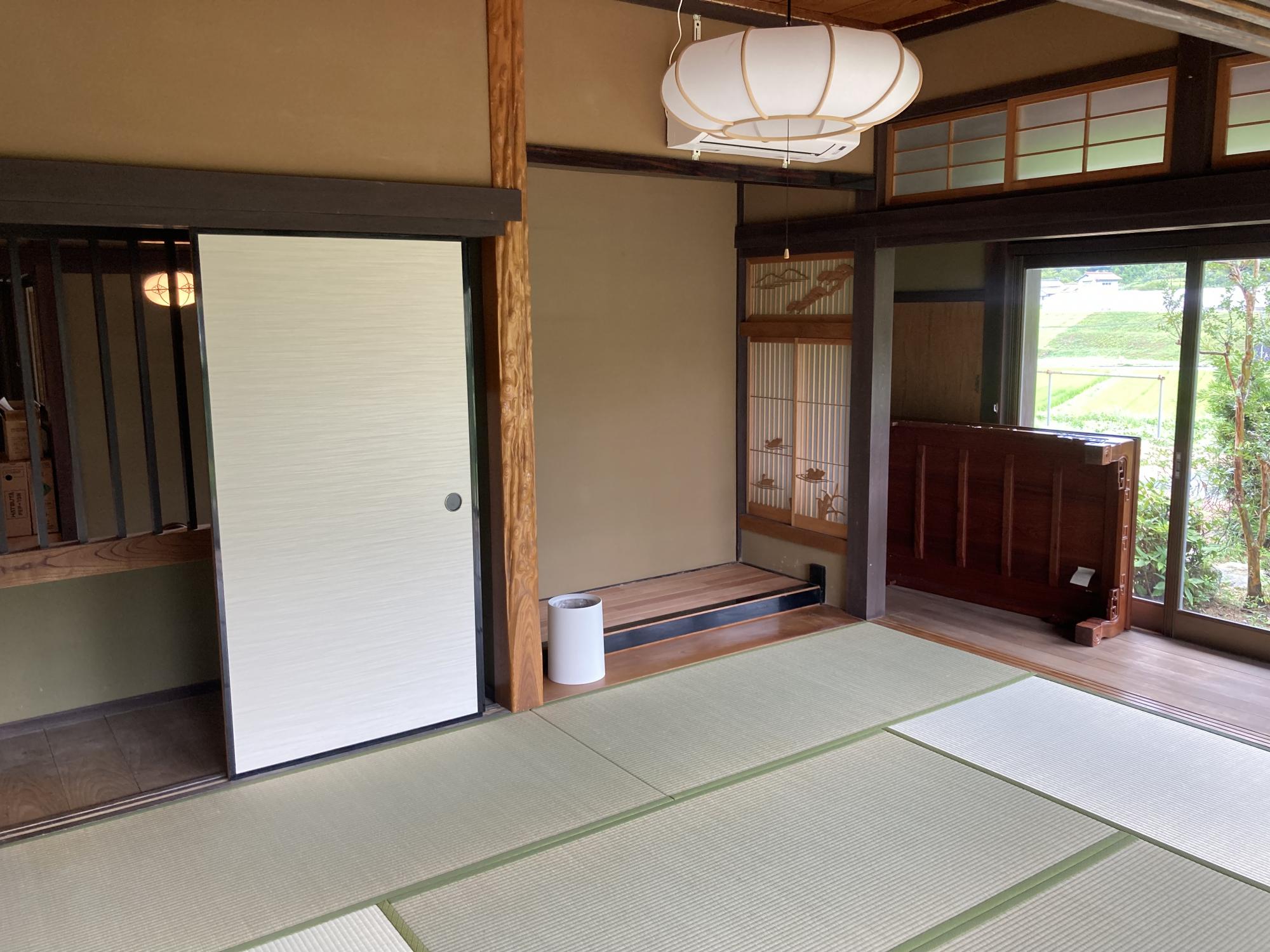 床の間はそのまま残して和モダンな印象に