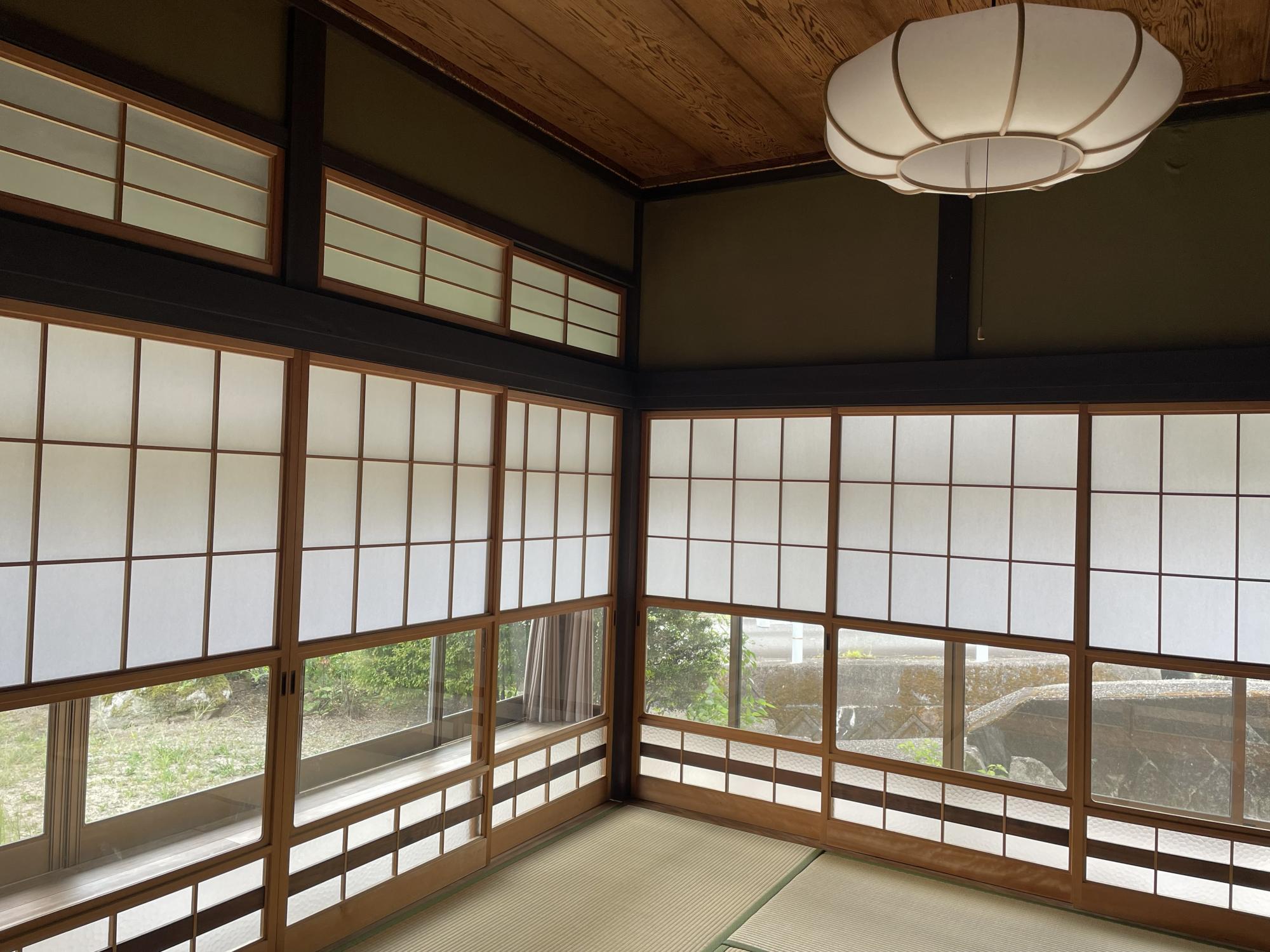 庭の見える落ち着いた和室