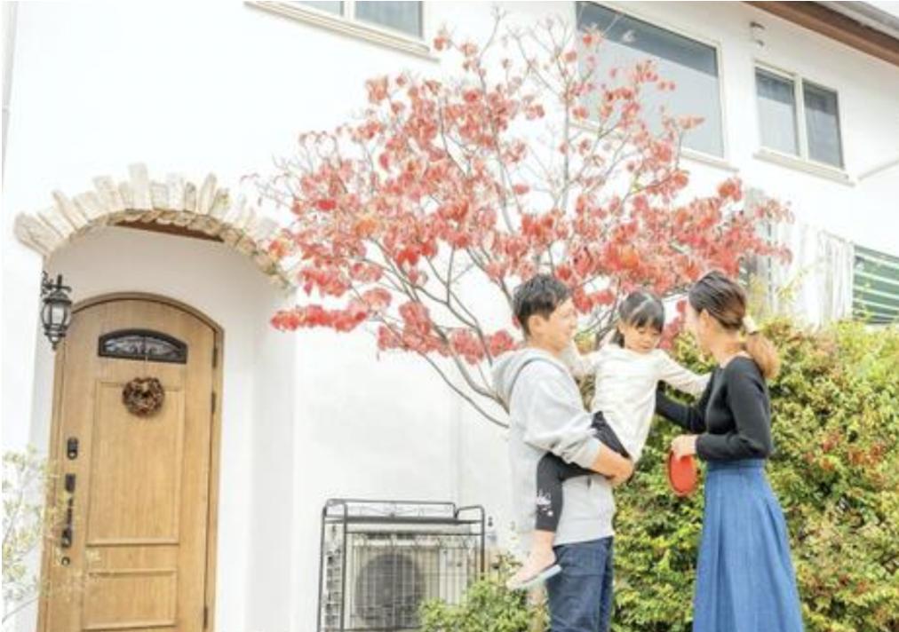 さくらホームは、自然素材にこだわった「無添加住宅」をメインに、新築・リフォーム・店舗・オフィスなどを手掛けています。

一般的なリフォーム会社として始まった私たちの転機は、子どものアトピー性皮膚炎の発症でした。

「何が本当なのか？」、「どんな生活をすれば良いのか？」
空気や水、食事、薬、病院、そして住まいについて一つひとつ学び、考え、実際に試してきました。

その中で出会ったのが「無添加住宅」です。

「こんな住宅があるんだ！」
調べれば調べるほど、吸い込まれるように興味を持つようになりました。

「無添加住宅」は、一般的な健康住宅をはるかに上回る「ホンモノの健康住宅」です。

住まいは人生の中で多くの時間を過ごす場所です。
だからこそ、そこで暮らす人の毎日に深く寄り添うものであってほしい。

自然素材の魅力を活かし、年月とともに味わいを増していく住まいをつくる。

それが、私たちさくらホームの家づくりです。