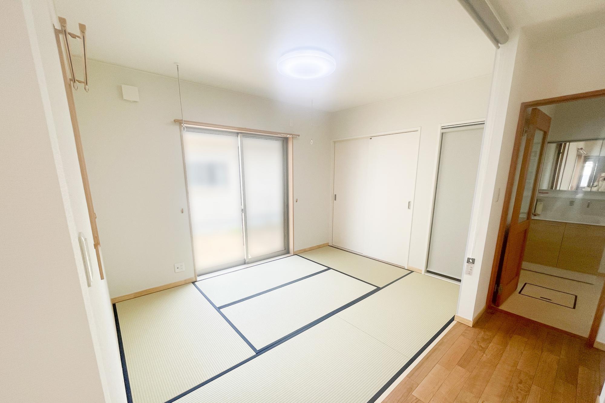 引違戸からロールカーテンに変更することでLDKとの一体感が生まれて広がりを感じる和室