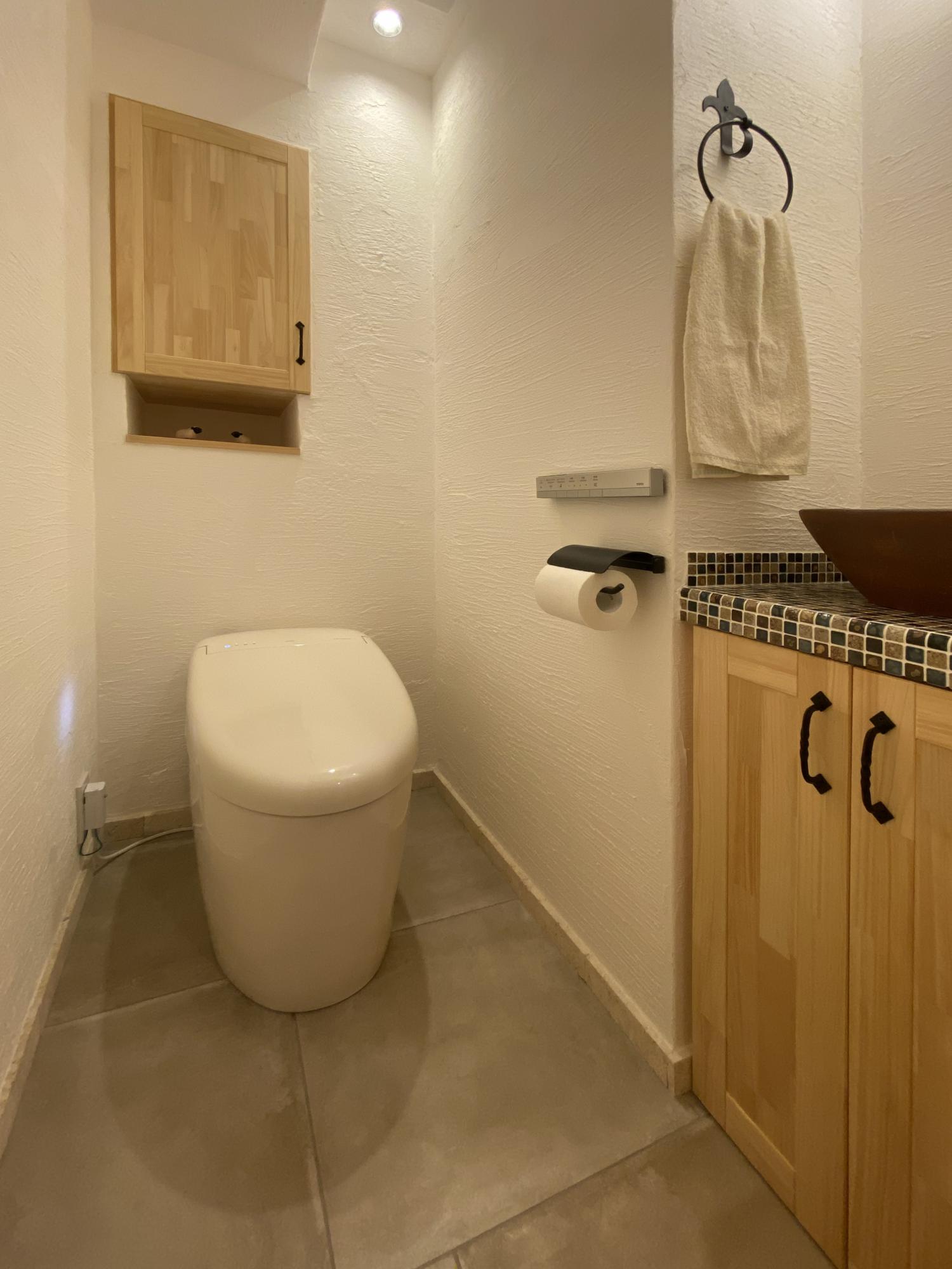 トイレは漆喰の消臭効果がわかりやすい場所。漆喰はスーッと鼻が通るような清々しい空気にしてくれます。「消臭って言っても窓がないから多少不安だったけど、本当にニオイが気にならなくなってビックリ♪」と喜びの声を多くいただきます。そして、手洗いボウルもカウンターのタイルもお好きなもので妥協なくお造りしますよ