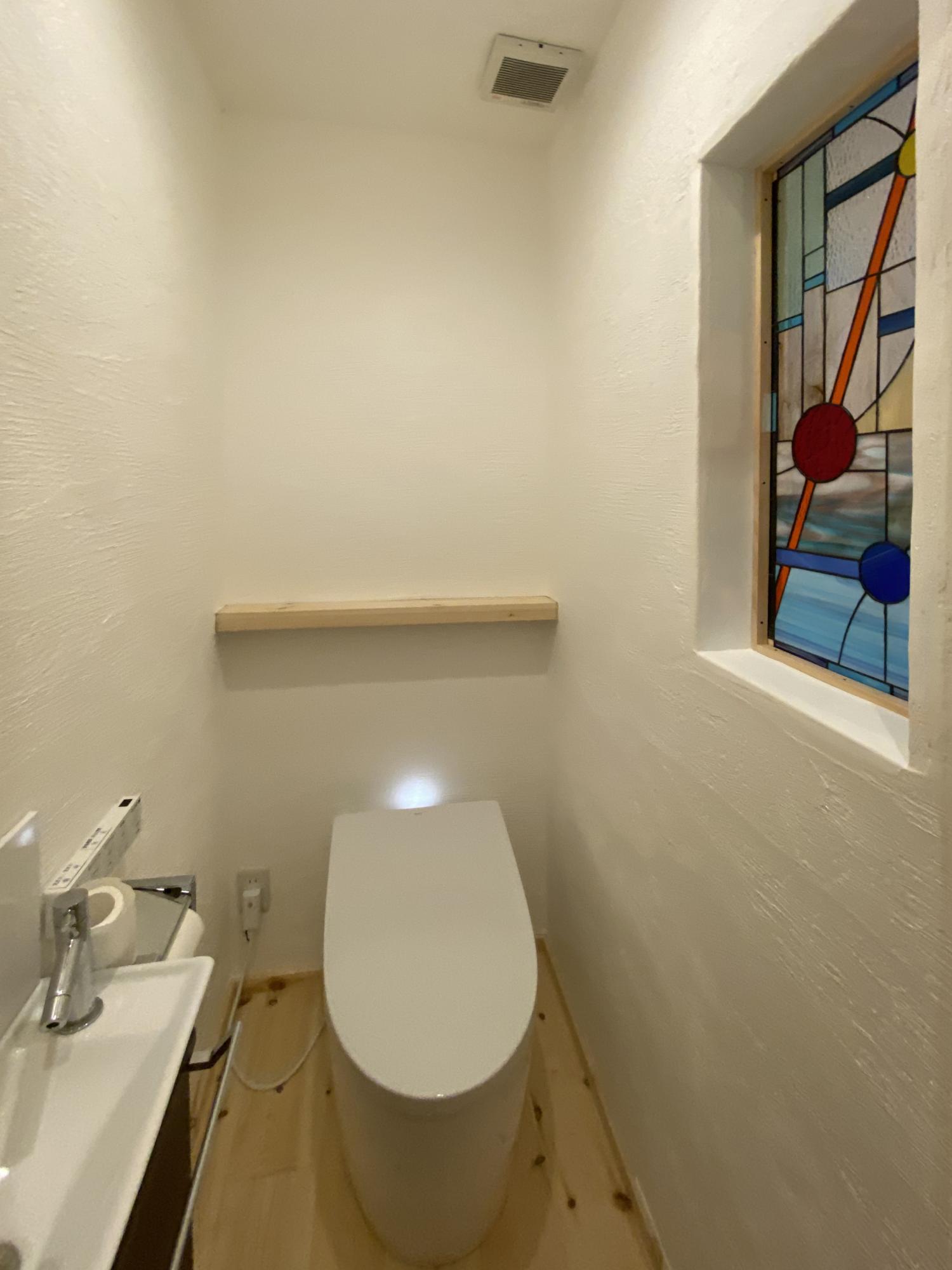 トイレは消臭力がよくわかる場所。24時間いつも爽やかで消臭剤も芳香剤も不要なので、家計にも優しいのが嬉しい所。お気に入りのステンドグラスをゆっくり眺められ、トイレタイムがリラックスタイムになります。