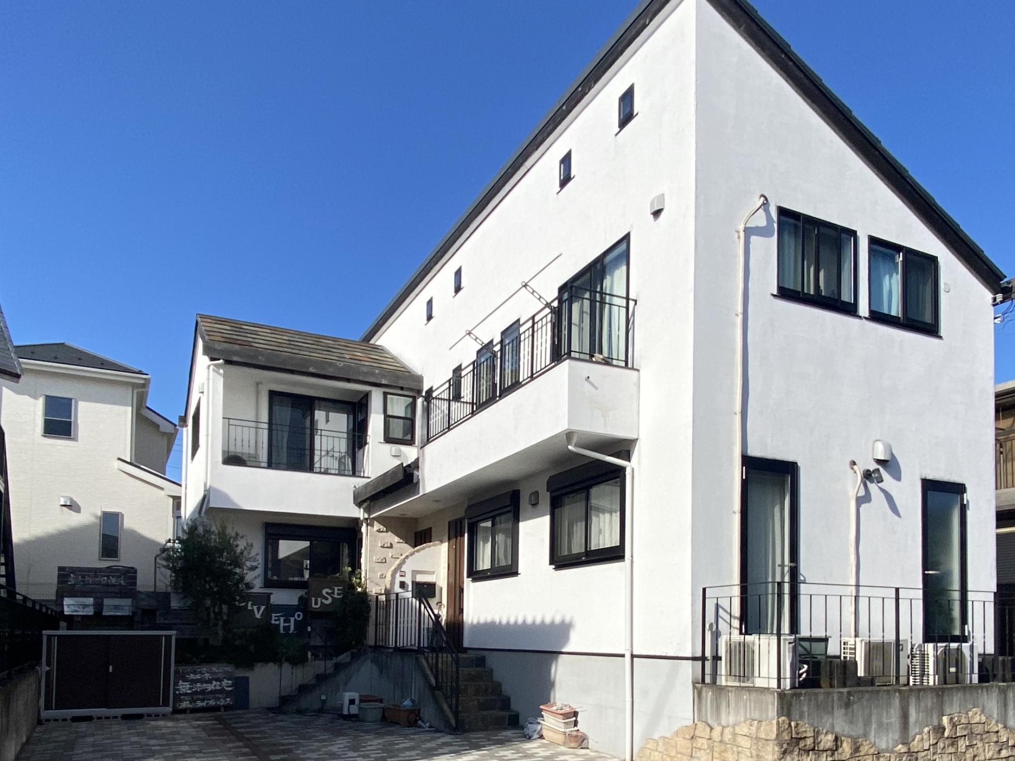 事務所は神奈川県横浜市保土ヶ谷区にあります。打ち合わせは、無添加住宅リノベーションスタジオか事務所、またはご自宅にお伺いし行います。無添加住宅リノベーションスタジオと事務所にご来場の場合は、無料の駐車場があります。また、電車の場合も近隣の駅まで送迎いたしますので、お気軽にお申し付けください。
